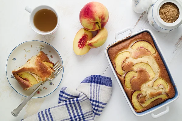 Diyet yoğurt sünger kek masada Şeftalilerin. Homebaked gıda.