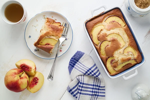 Diyet yoğurt sünger kek masada Şeftalilerin. Homebaked gıda.