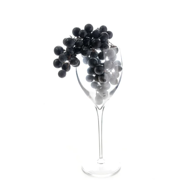 Üzüm beyaz karşı izole asılı kırmızı şarap cam