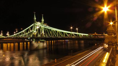 Budapeşte 'de gece ışıklarında güzel bir köprü