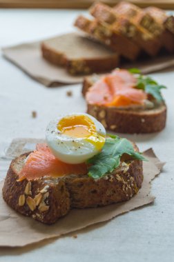 Somon ve yumurta bruschetta