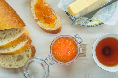 Tereyağı ve kayısı reçeli tost