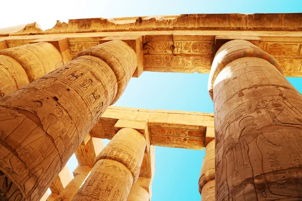 Säulen des ägyptischen Tempelkomplexes in Luxus — Stockfoto