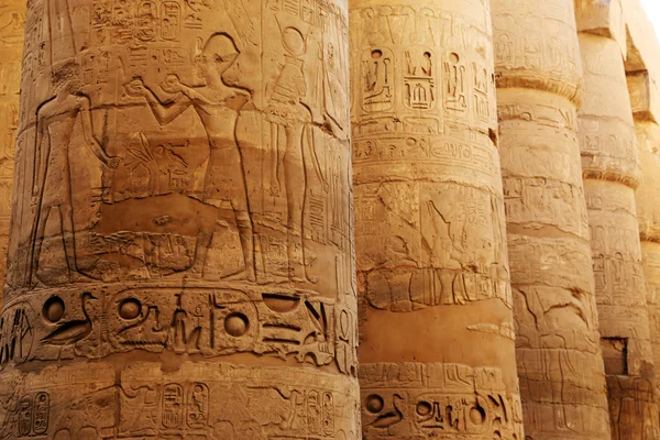 Pilares del templo de Karnak con símbolos egipcios antiguos, Luxor, Egipto —  Fotos de Stock