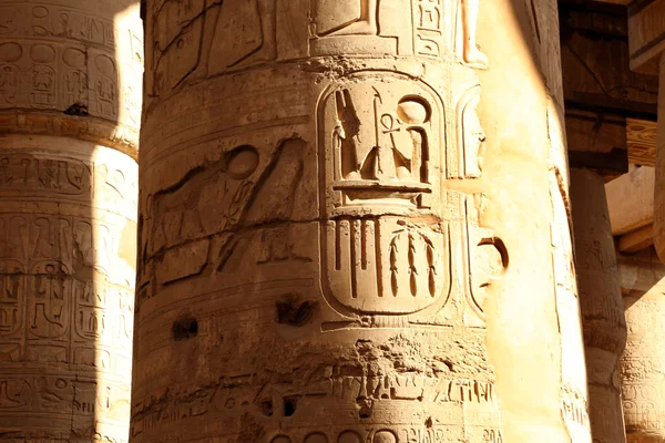 Symboles égyptiens anciens sur les piliers du temple Karnak, Louxor, Égypte — Photo