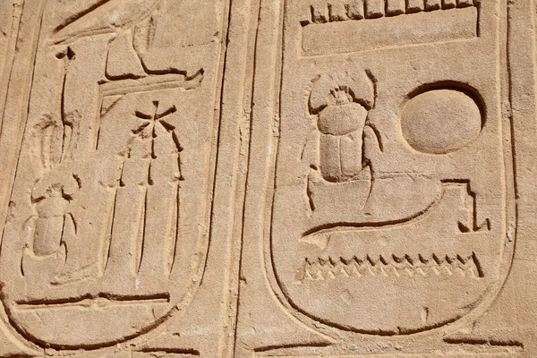 Egyptské symboly chrámového komplexu Karnak v Luxoru — Stock fotografie