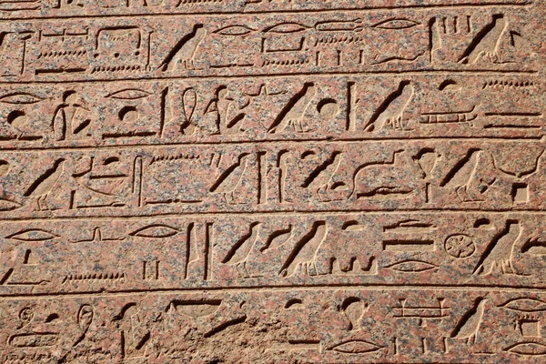 Ägyptische Symbole des Karnak-Tempels in Luxor — Stockfoto