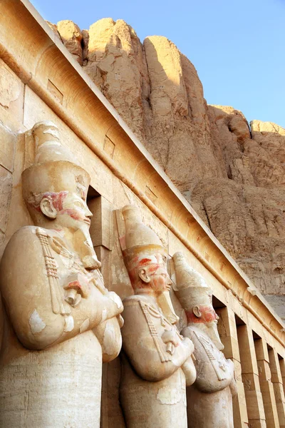 Vista de perto das colunas antigas do Templo Hatshepsut no Egito — Fotografia de Stock