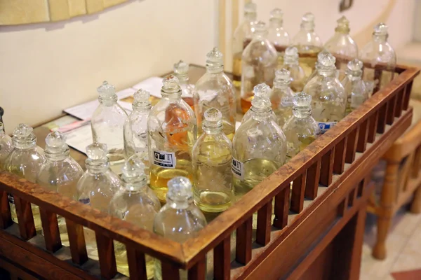 Frascos de aceites esenciales egipcios utilizados en perfumes —  Fotos de Stock