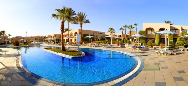 Tropik tatil köyünde yüzme havuzu