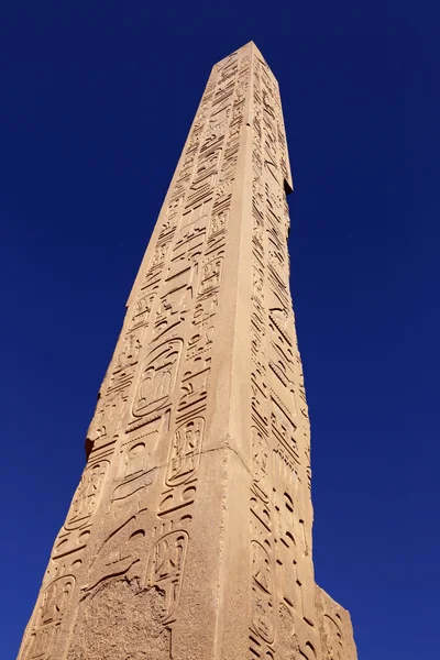 Aguja de granito de la reina Hatshepsut en el templo de Karnak, Luxor, Egipto Imagen de stock