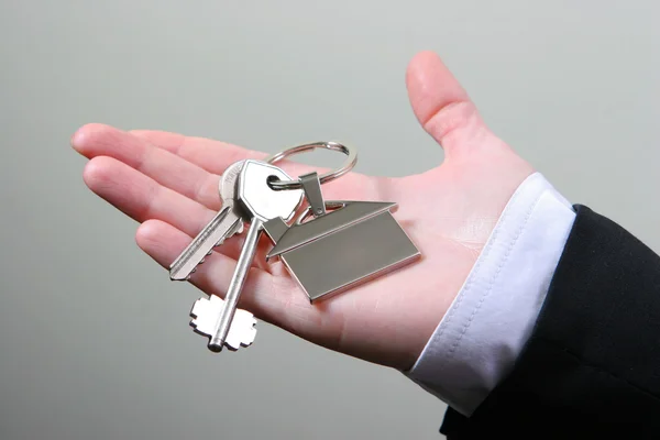 Evin anahtarı elinde.