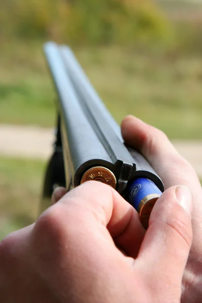 Hunter charges the old gun — Stock Photo, Image