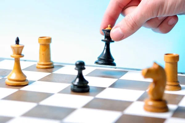 Mänskliga handen håller en svart chess kung — Stockfoto