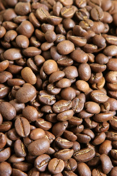 Grãos de café torrados como um fundo vertical — Fotografia de Stock