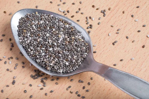 Sementes de chia em colher de aço inoxidável — Fotografia de Stock