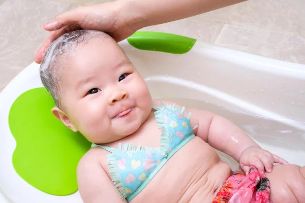 Mom washing baby hair — Stock Photo, Image