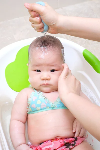 Anne kızın saçını yıkama — Stok fotoğraf