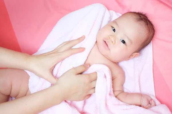 Mamma strofinare il suo bambino ad asciugare — Foto Stock