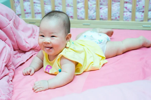 Asiático bebê menina sorriso e língua para fora — Fotografia de Stock