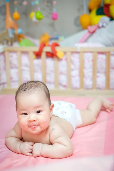 Asiatiska baby flicka scowl och tungan ute — Stockfoto