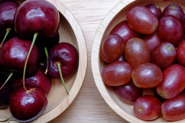 Cereza en cuenco de madera — Foto de Stock