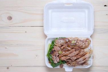 Demlenmiş Domuz eti bacak pirinç