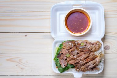 Demlenmiş Domuz eti bacak pirinç