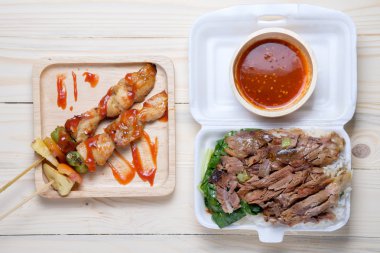 Barbekü ve pirinç ile Komposto domuz bacak