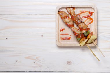 Barbekü ahşap plaka üzerinde