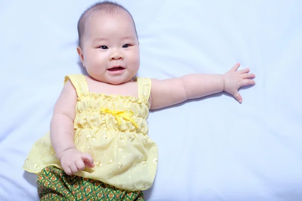 Asiatische Baby Mädchen in traditionellen thailändischen Kleid — Stockfoto