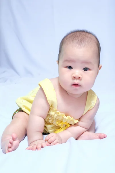 Tay geleneksel Asya Bebek Kız Giydir — Stok fotoğraf