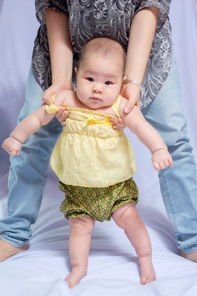 Aziatische babymeisje in traditionele Thaise kleding — Stockfoto