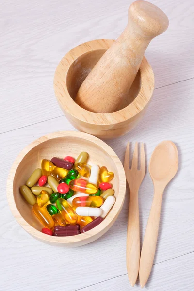 Tıp ve vitamin üzerinde ahşap kase