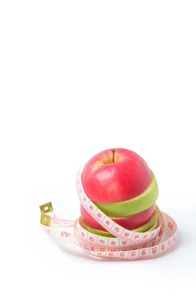 Scheiben roter und grüner Apfel mit Taillenmaß — Stockfoto