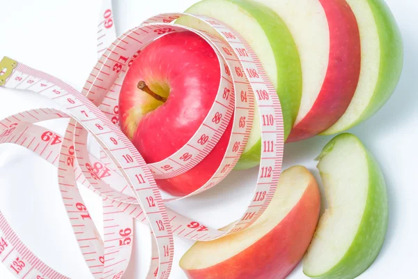 Rebanada manzana roja y verde con medida de cintura — Foto de Stock