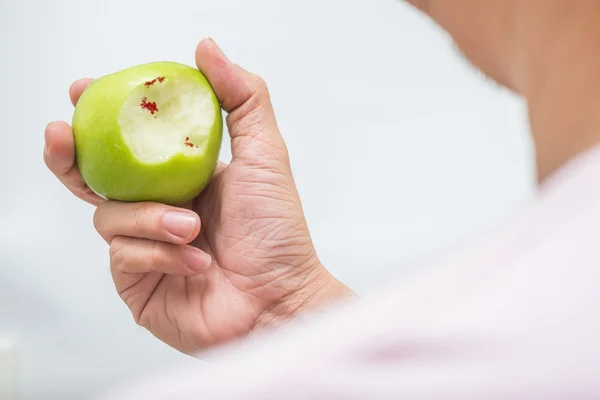 Asiatische Mann beißen grünen Apfel und Skorbut — Stockfoto