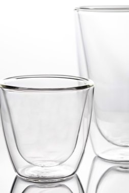 Beyaz arka plan üzerinde boş açık cam