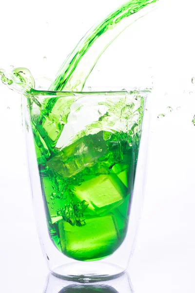 Groen water gieten in glas wissen — Stockfoto