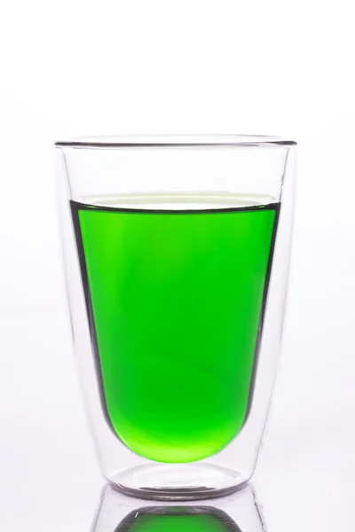 Glas groen water — Stockfoto