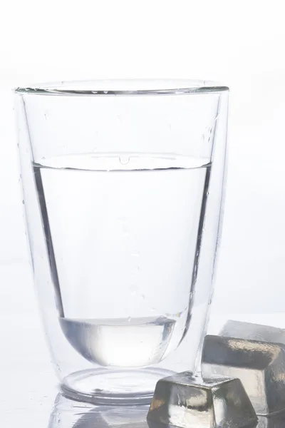 Glas drinken van water en ijs — Stockfoto