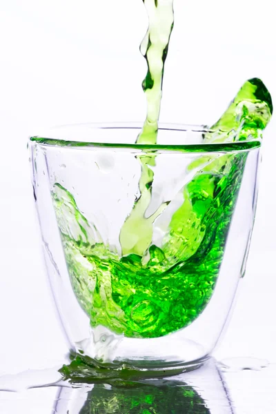 Groen water gieten in glas wissen — Stockfoto