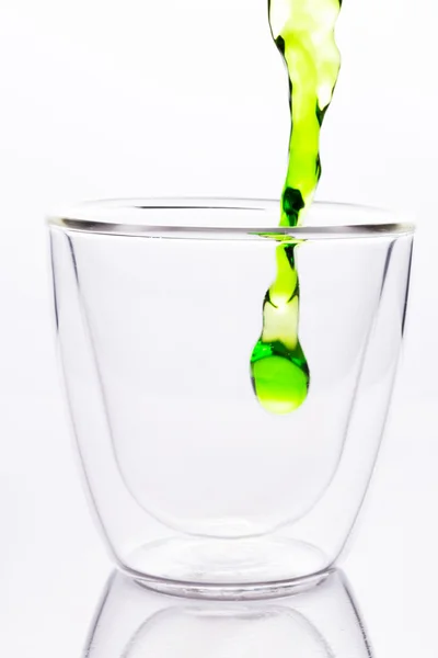 Groen water gieten in glas wissen — Stockfoto