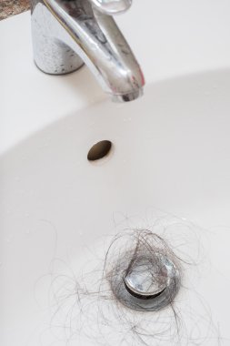 Lavaboda saç dökülmesi problemi