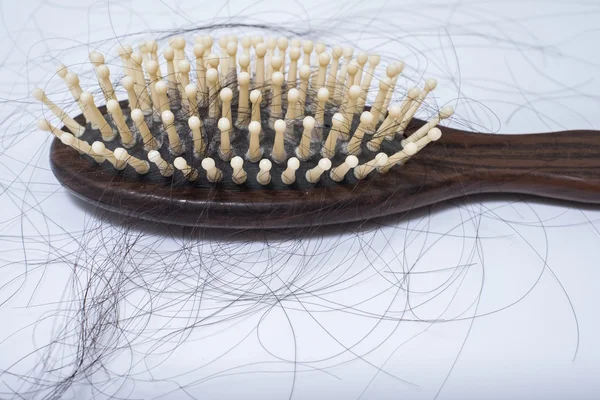 Problema de perda de cabelo em bruch, no fundo branco — Fotografia de Stock