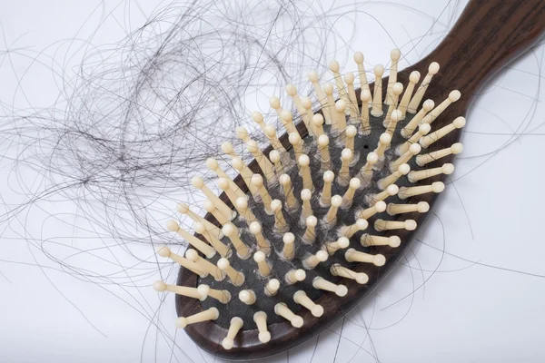 Problema de perda de cabelo em bruch, no fundo branco — Fotografia de Stock