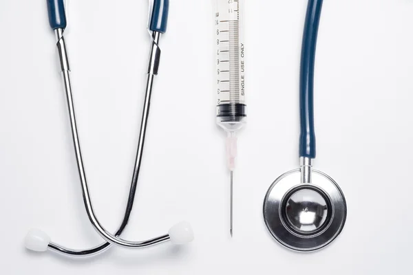 Mavi stetoskop ve şırınga — Stok fotoğraf