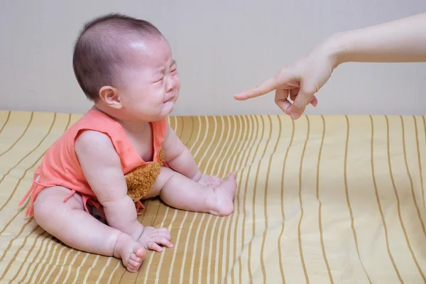 Aziatische baby huilen terwijl moeder scolding — Stockfoto