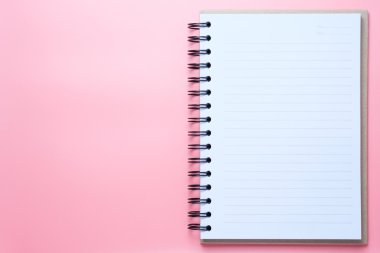 Pembe arka plan üstünde defter