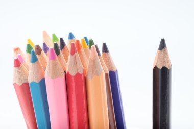 Beyaz arkaplanda renkli kalemler